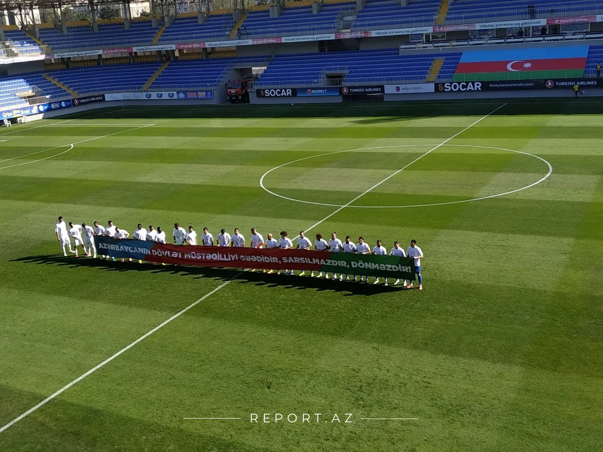 Нефтчи и Сабах вышли на поле со специальными панкартами