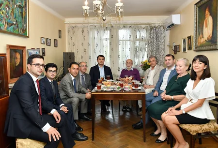 Mədəniyyət naziri 95 yaşı tamam olmuş Xalq rəssamı ilə görüşüb