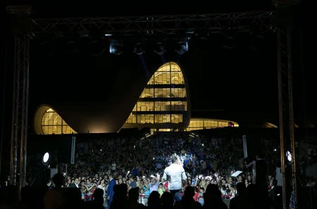 Heydər Əliyev Mərkəzində Ədalət Şükürovun solo konserti olub