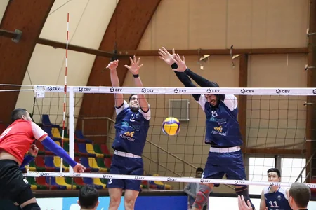 Azərbaycan çempionatının oyunları sükutla başlayıb, voleybolçular meydana qara sarğı ilə çıxıblar