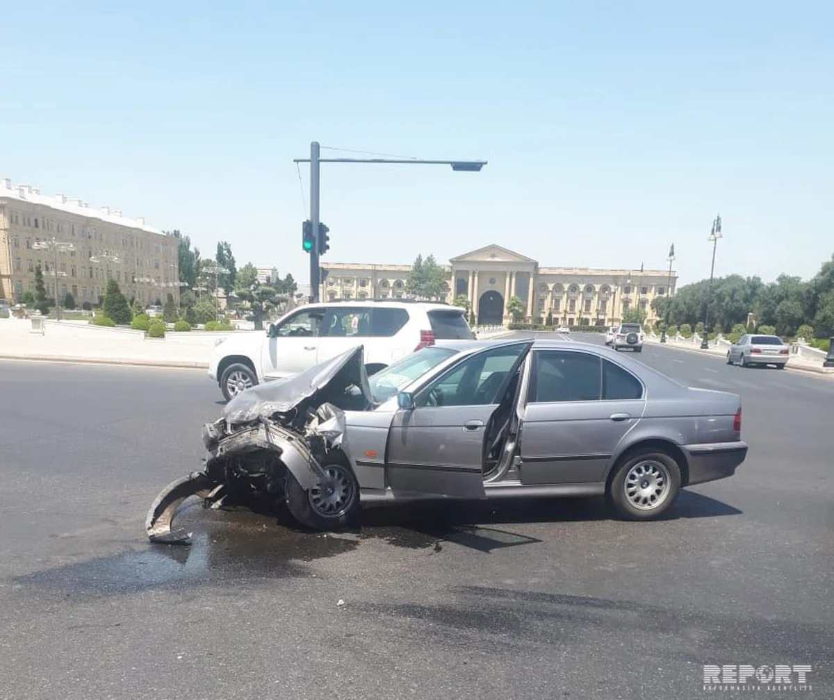 Bakıda yol polisinin əmrinə tabe olmayan sürücü ağır qəza törədərək ərazidən qaçıb