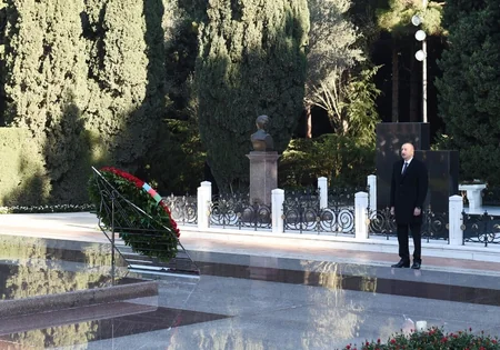 Prezident İlham Əliyev ümummilli lider Heydər Əliyevin məzarını ziyarət edib