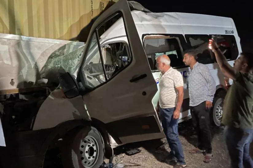 Türkiyədə mikroavtobus yük maşınının qoşqusuna çırpılıb, ölən və yaralananlar var