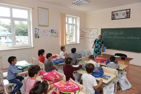 Regionlarda məktəblilərə çanta və dərs ləvazimatı hədiyyə edilib
