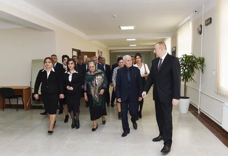 Prezident Abşeronda məcburi köçkün ailələri üçün salınmış yaşayış kompleksinin istifadəyə verilməsi mərasimində iştirak edib - YENİLƏNİB