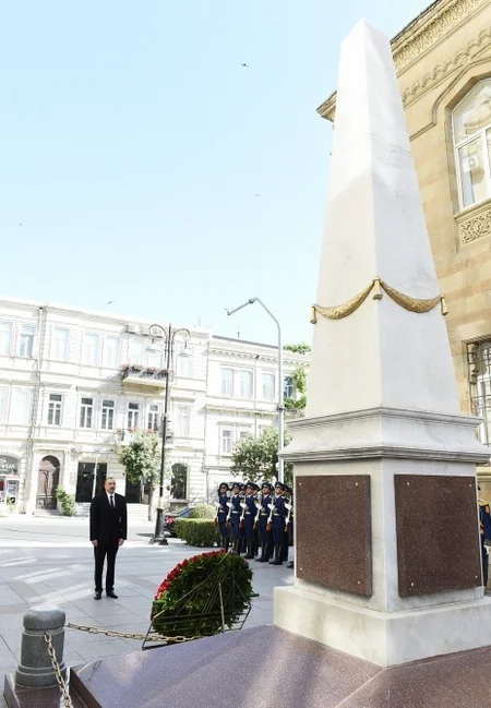 Президент Ильхам Алиев посетил памятник, возведенный в честь Азербайджанской Демократической Республики