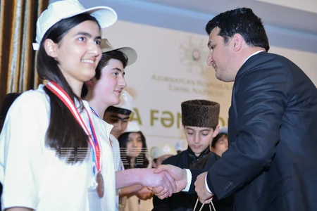 Azərbaycanda məktəblilərin fənn olimpiadasının qalibləri mükafatlandırılıb - FOTO