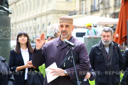 Bakıda heykəllər yuyulur