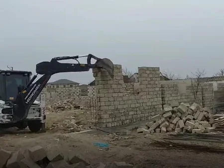 Bakıda qanunsuz tikililər sökülüb 