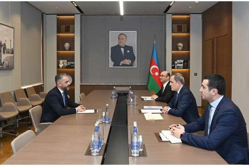 Albaniyanın Azərbaycana yeni təyin olunmuş səfiri Ceyhun Bayramova etimadnaməsinin surətini təqdim edib