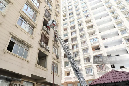 Bakıda çoxmərtəbəli binada yanğın olub, 8 nəfər təxliyə edilib - YENİLƏNİB