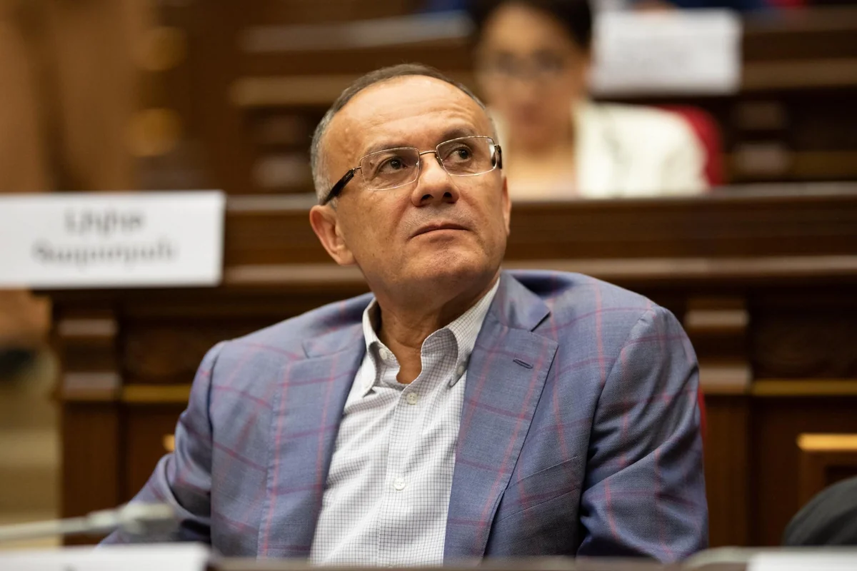 Ermənistanın Baş prokuroru keçmiş müdafiə nazirinin məsuliyyətə cəlb olunmasını tələb edir