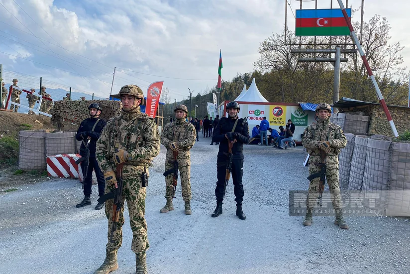 Daxili Qoşunların hərbçiləri və polislər sülhməramlıların avtomobillərinin maneəsiz keçidinə şərait yaradıblar