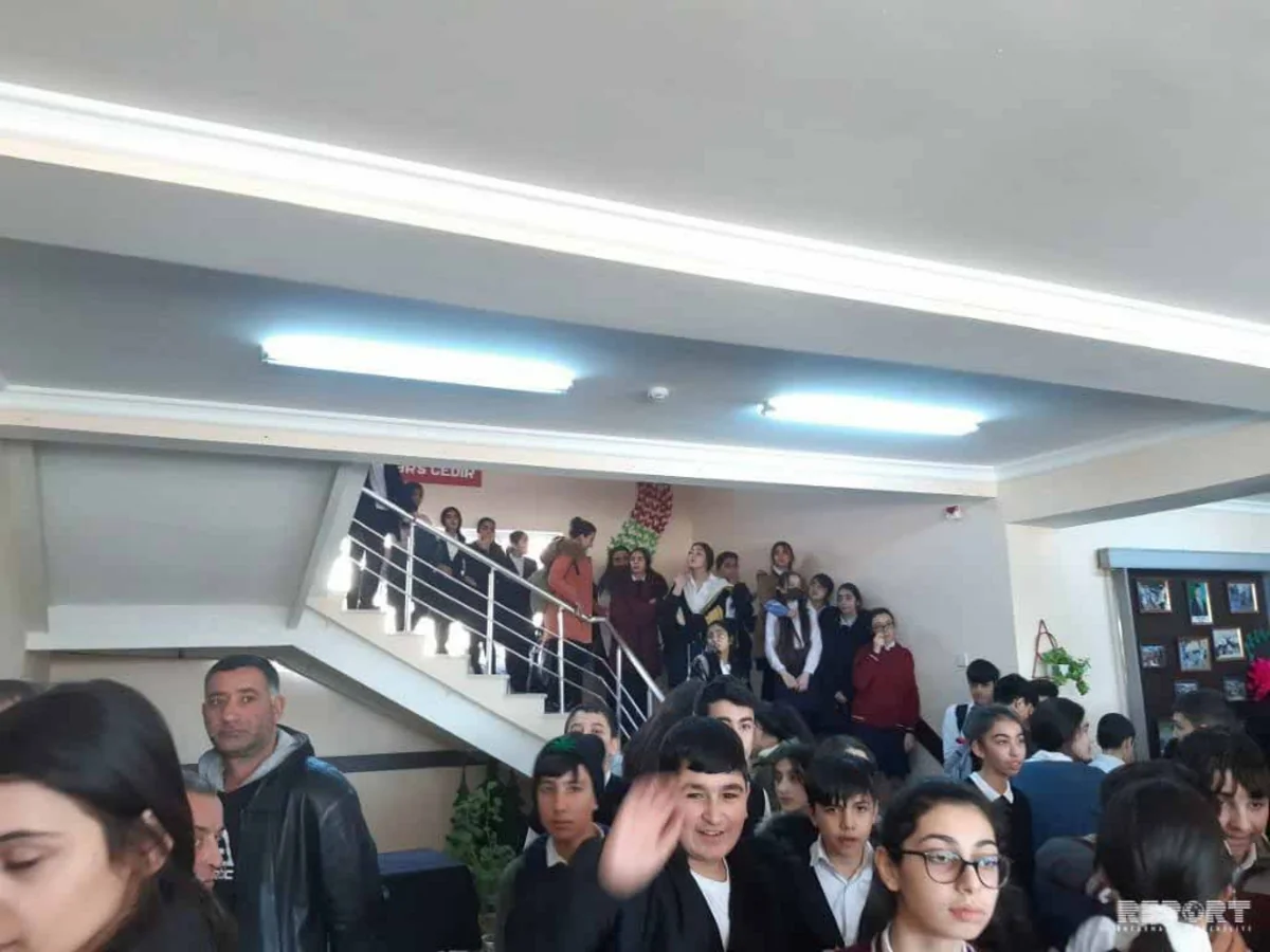 Valideynlər məktəb direktorunu qovdu, nazirlik işə qarışdı - VİDEO