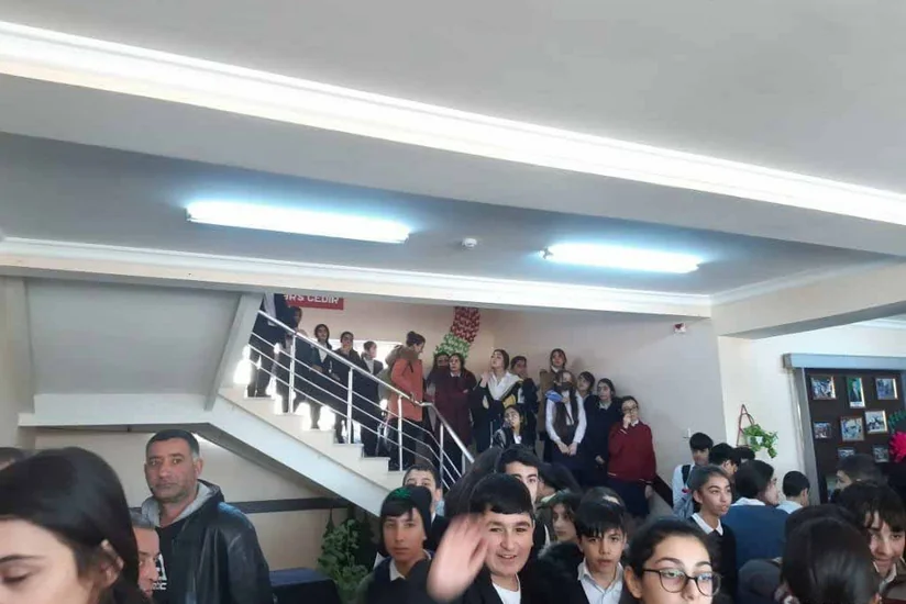 Valideynlər məktəb direktorunu qovdu, nazirlik işə qarışdı - VİDEO