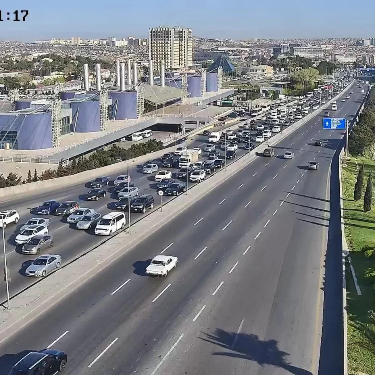 Bakının bir sıra yollarında tıxac yaranıb - SİYAHI