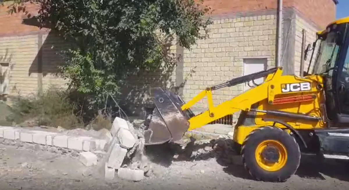 Gəncədə qanunsuz tikililər sökülüb