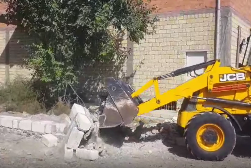 Gəncədə qanunsuz tikililər sökülüb