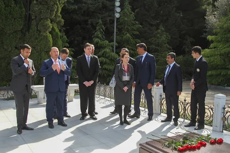Beynəlxalq Cüdo Federasiyası rəsmiləri ümummilli lider Heydər Əliyevin məzarını ziyarət ediblər