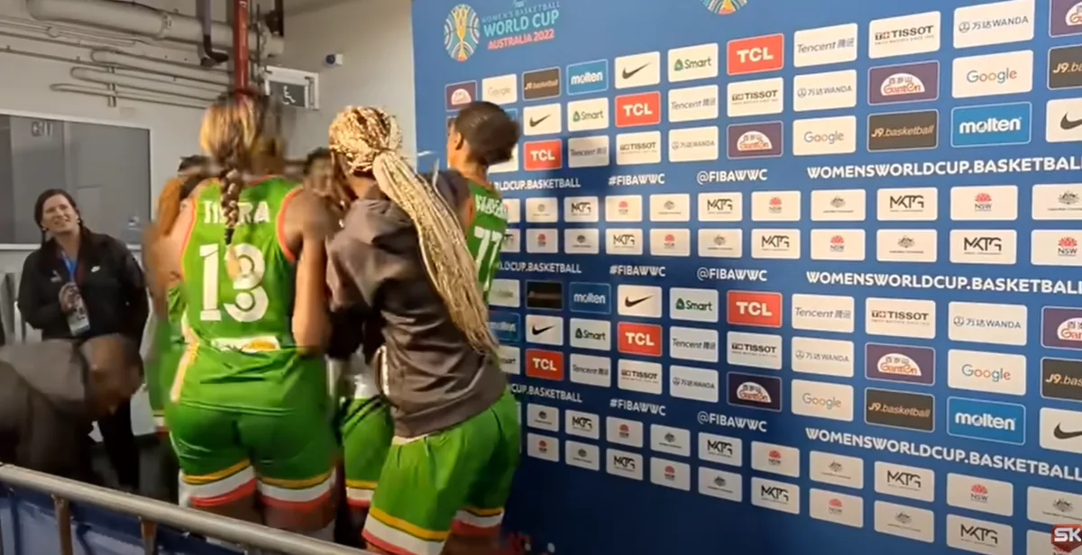 Afrikalı basketbolçular uduzduqları oyundan sonra bir-biri ilə dava edib