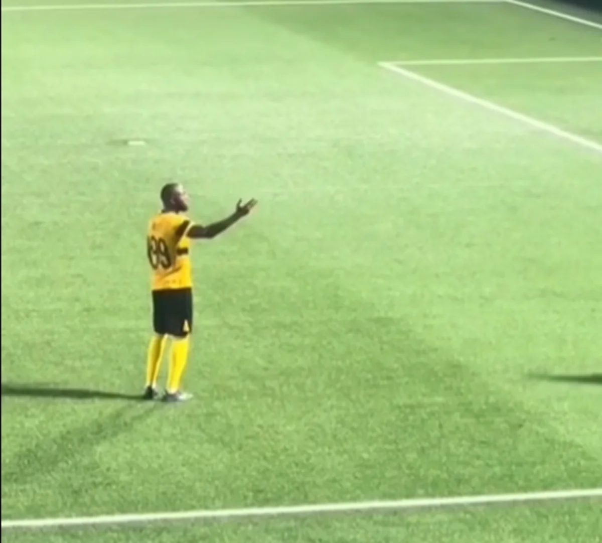 Neftçidə görüş keçirilib, futbolçu azarkeşlərdən üzr istəyib