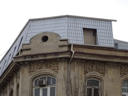 Bakıda tarixi binanın üzərində tikilən mansard sökülür