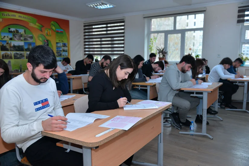 Bu gün mindən artıq şagird eksternat imtahanlarında iştirak edib