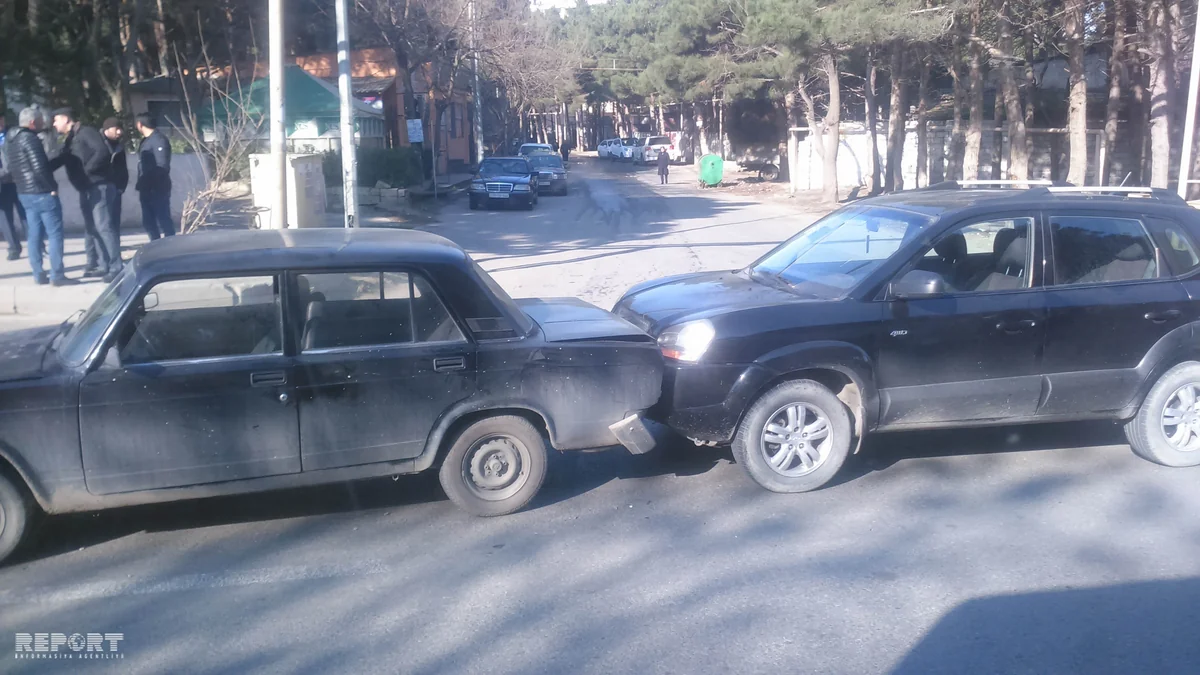 Bakıda piyadaya yol verən maşın zəncirvari qəzaya səbəb olub - FOTO