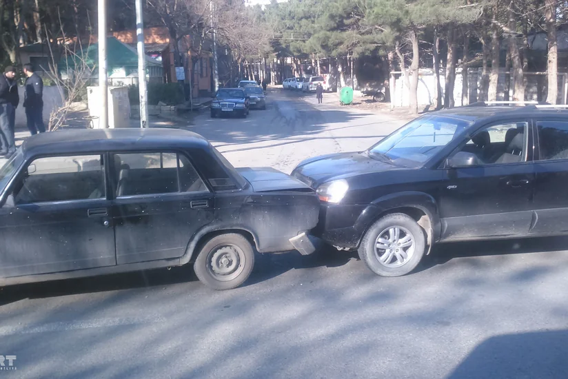 Bakıda piyadaya yol verən maşın zəncirvari qəzaya səbəb olub - FOTO