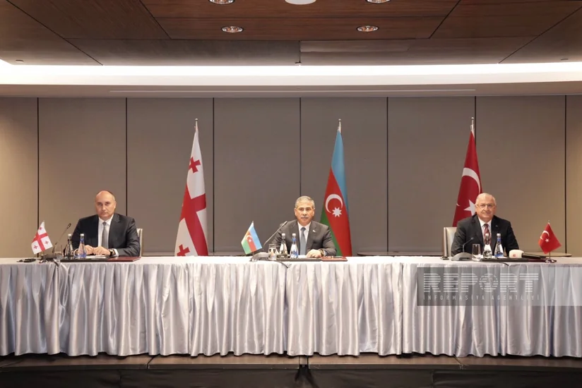 Azərbaycan, Türkiyə və Gürcüstan müdafiə nazirlərinin görüşünün yekunlarına dair protokol imzalanıb