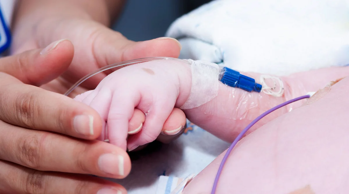 У новорожденного ребенка нашли новую мутацию коронавируса