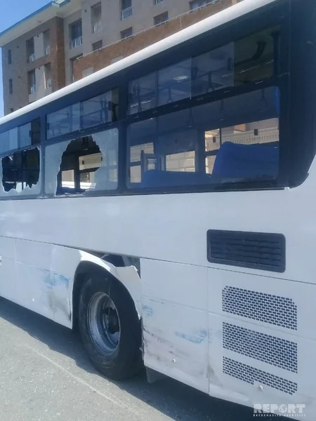 Bakıda sərnişin avtobusu kranla toqquşub, xəsarət alanlar var - FOTO