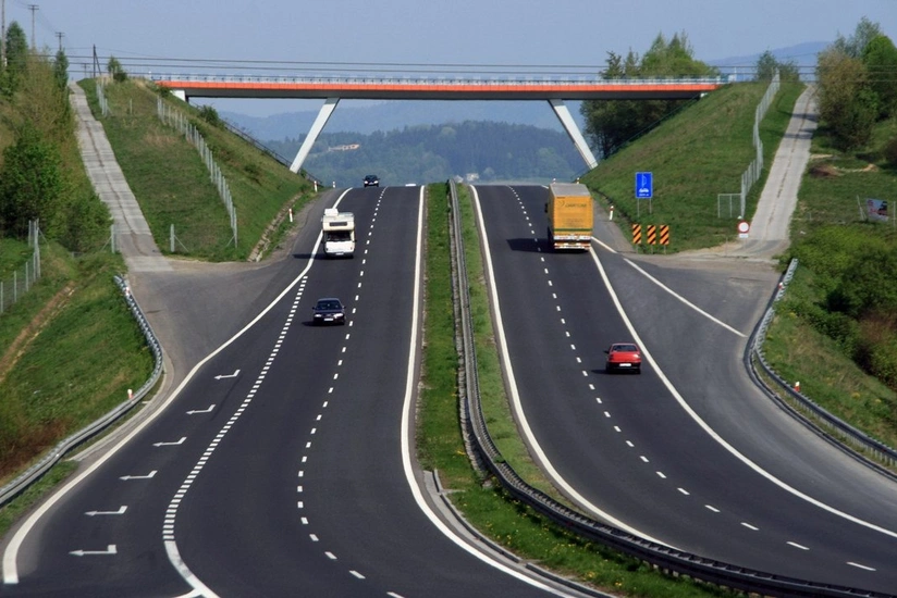 Parlament “Avtomobil yolları haqqında” qanuna dəyişiklik edib