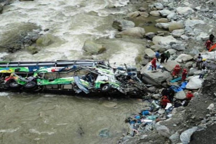 ​Ekvadorda avtobusun çaya aşması nəticəsində 9 məktəbli ölüb