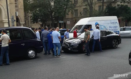 Bakının mərkəzində “Porsche” qəza törədib - FOTO