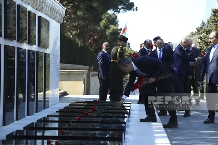 Türkiyənin Müdafiə Sənayesi Komitəsinin sədri Şəhidlər xiyabanını və “Türk şəhidliyi” abidəsini ziyarət edib - YENİLƏNİB