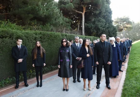 Prezident İlham Əliyev ümummilli lider Heydər Əliyevin məzarını ziyarət edib