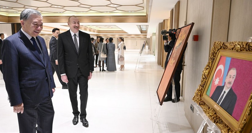 Leaders of Azerbaijan and Vietnam view exhibition of Vietnamese paintings