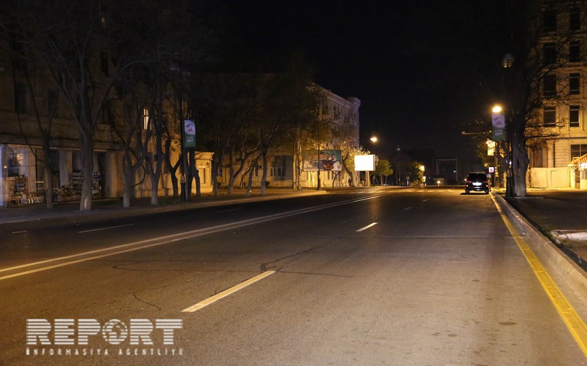 Bakıxanovda maşın səkiyə çırpılıb, 3 nəfər xəsarət alıb
