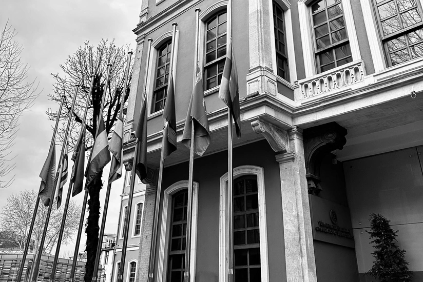 TDT-nin katiblik binasında bayraqlar yarıya qədər endirilib