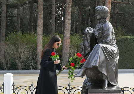 Prezident və birinci xanım Ümummilli Lider Heydər Əliyevin məzarını ziyarət ediblər