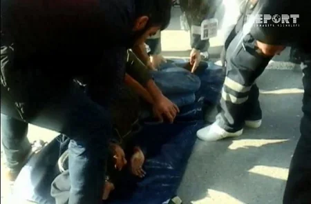 Bakıda dönərxana kuryeri idarə etdiyi mopedlə mikroavtobusa çırpılıb - FOTO - VİDEO