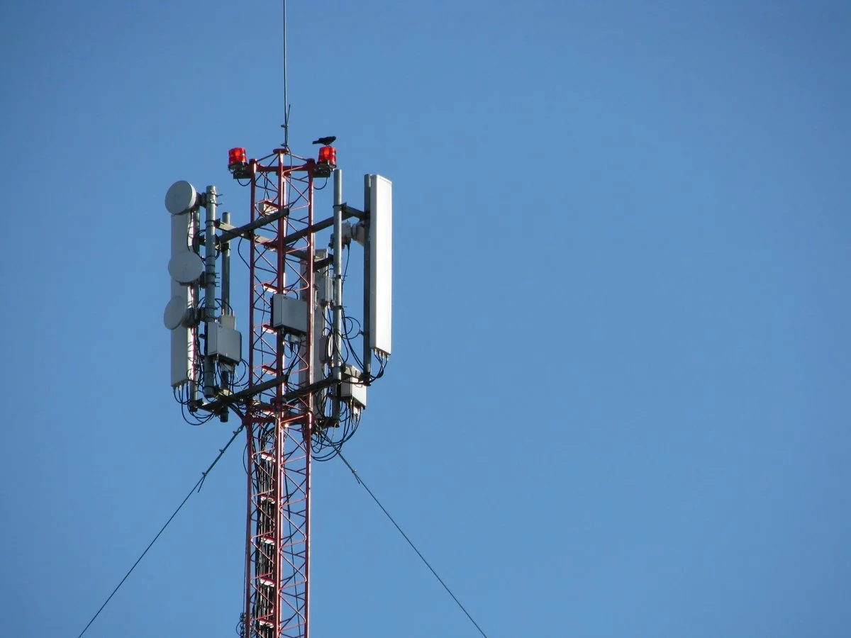 Azərbaycanda mobil operatorların antenlərinin şüası ilə bağlı 17 şikayət qeydə alınıb