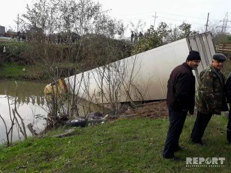Astarada yük maşını idarəetmədən çıxaraq su kanalına düşüb - FOTO