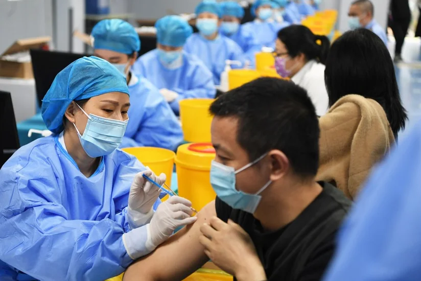 Жителям Китая сделали свыше 2,24 млрд прививок от коронавируса