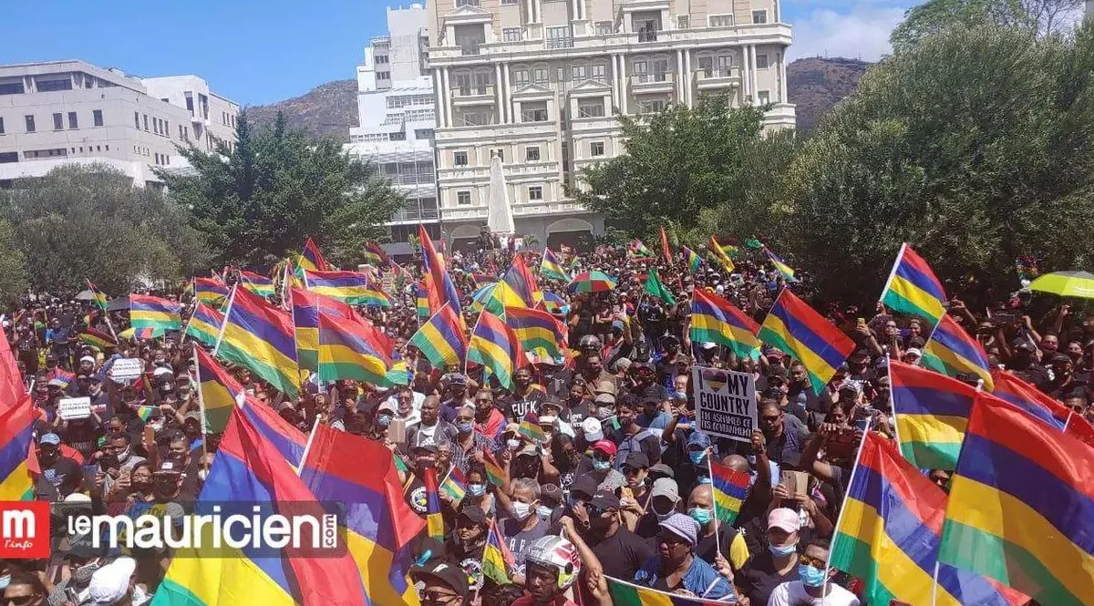На Маврикии прошла демонстрация в связи с экологической катастрофой
