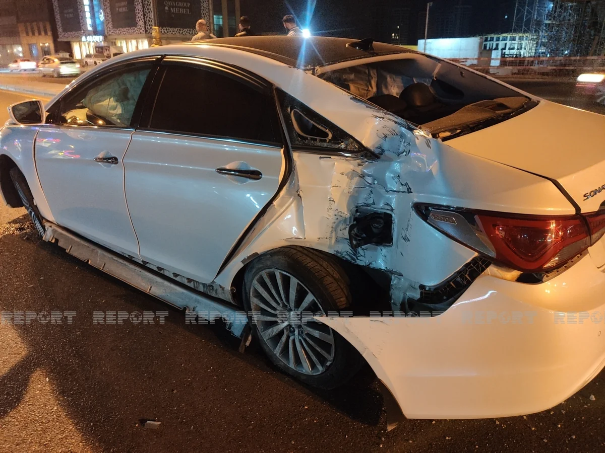 Bakıda avtomobil idarəetmədən çıxaraq işıq dirəyinə çırpılıb
