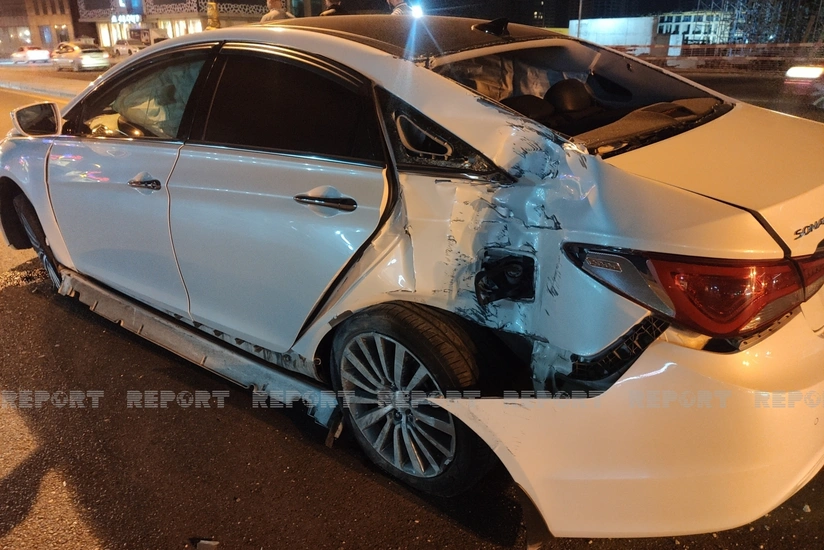 Bakıda avtomobil idarəetmədən çıxaraq işıq dirəyinə çırpılıb