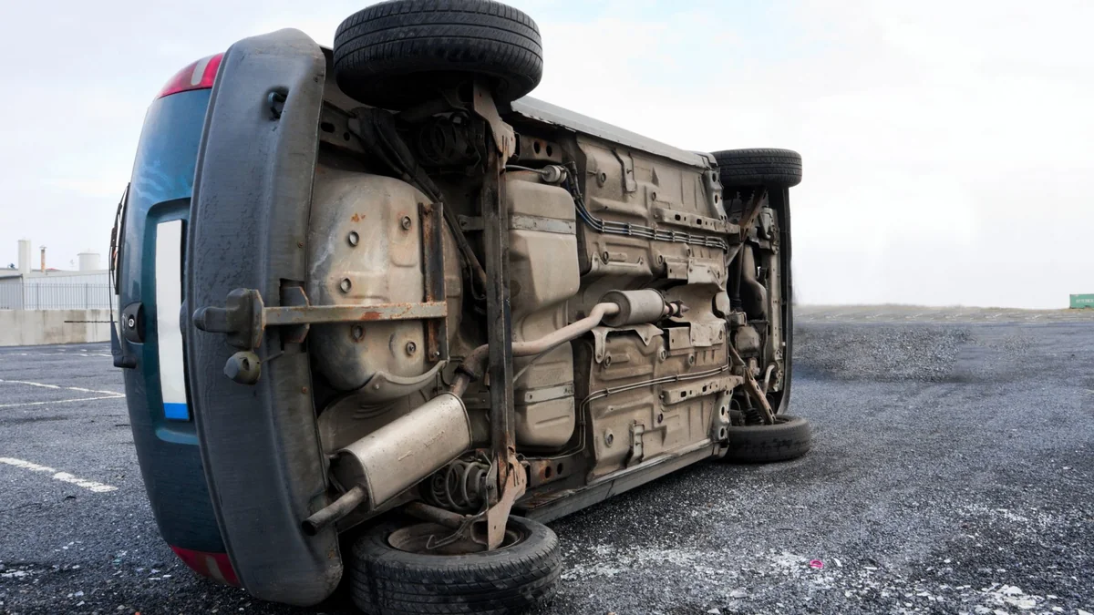 Salyanda avtomobil aşıb, xəsarət alan var