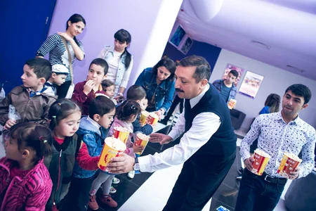 Gəncədə “CinemaPlus” kinoteatrında “SOS Gəncə” uşaqları üçün cizgi filmi nümayiş olunub - VİDEO